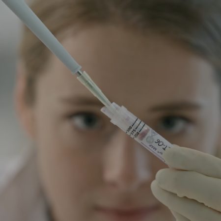 1.3_Jana Sippl Close mit Röhrchen