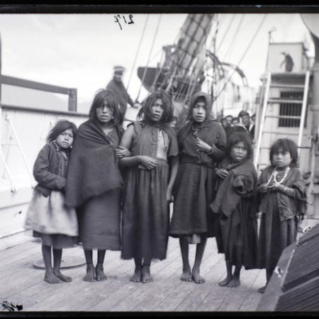 Femmes fuégiennes, région Est du canal du Beagle, au voisinage d'Ushuaia