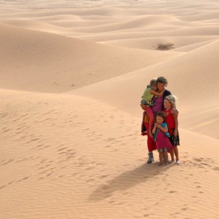 Aurélia et ses filles dans le désert ©Sadek Tazi