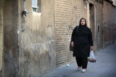 Behnoush fait des courses dans son quartier Darvazeh Ghar situÇ au sud de TÇhÇran dans le film Seconde chance de Zohreh Soleimani ∏ ALEGRIA PRODUCTIONS