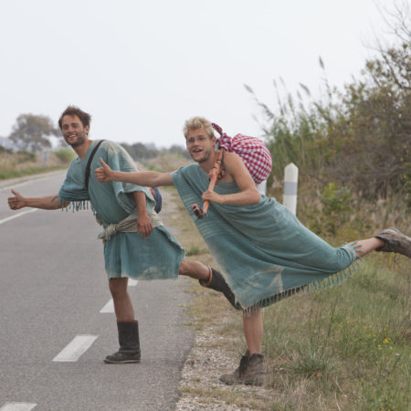 Nus et culottes documentaire de la production,Bonne pioche television, France 5, France television, avec Guillaume MOUTON dit Mouts, et Nans THOMASSEY.Partir nus de  Camargue et rejoindre un pic Alpin pour y contruire un bonhomme de neige. Ce reportage relate le debut de l'aventure en Camargue de Nans et Mouts. Auto stop le cossu camping ne s'arrete pas mais les teufeurs, oui.